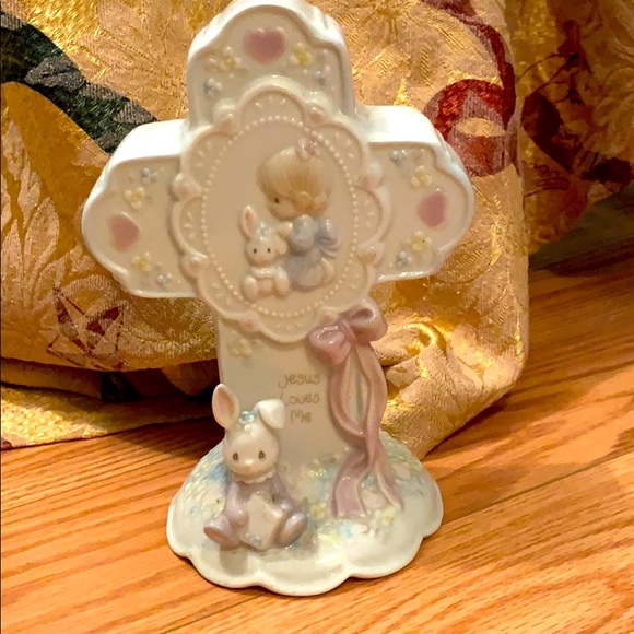 Precious Moments “Jesus Loves Me” Cross - Picture 1 of 4